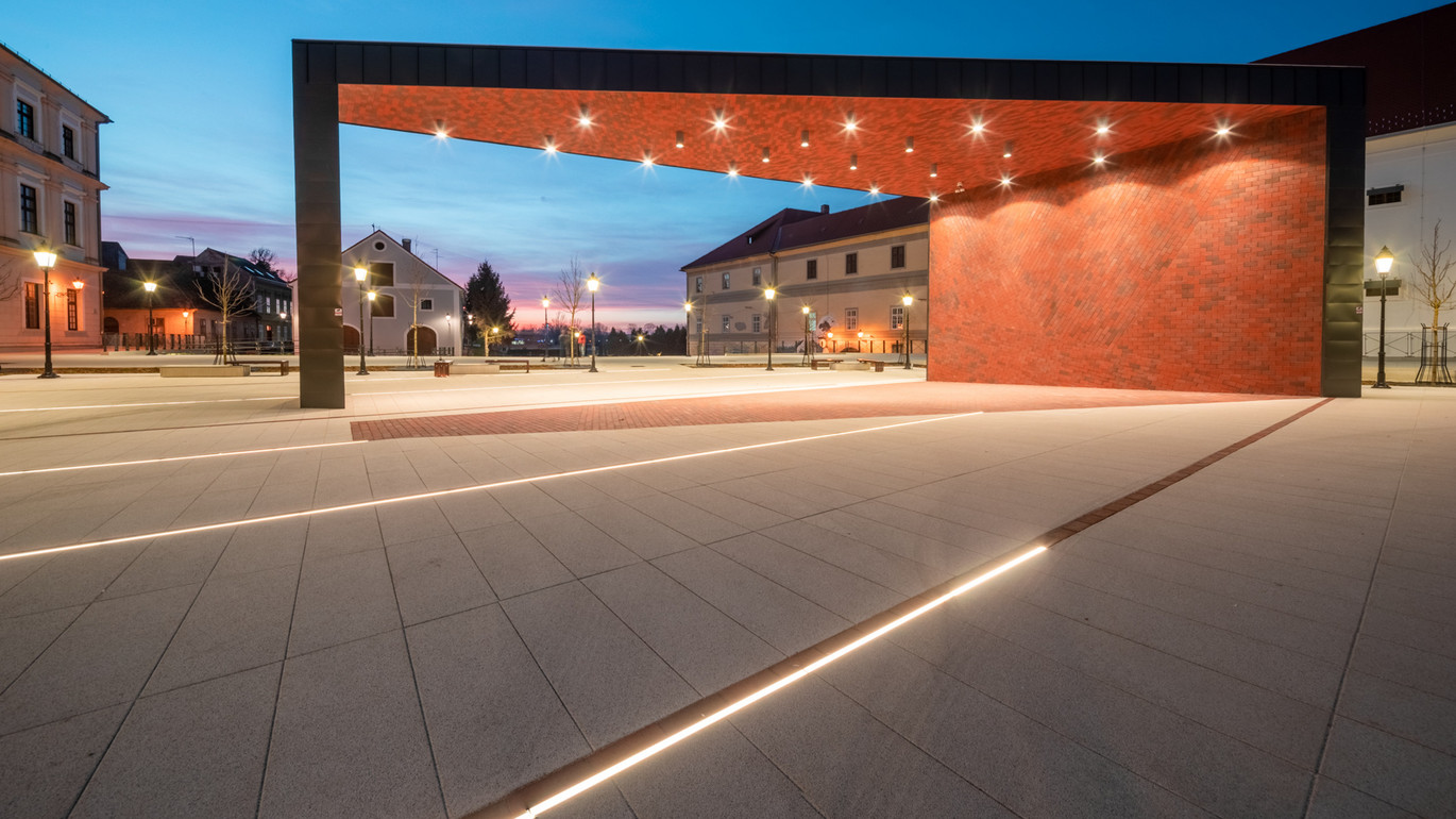 Trg Vatroslava Lisinskog, Osijek - ACO Qmax Trg Vatroslava Lisinskog, Osijek - ACO Qmax